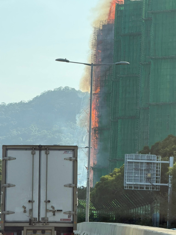 大埔宏福苑五級火｜居民Facebook群組早有憂慮起火 帖文一語成讖引瘋傳 網民批3.3億天價工程釀至少55死