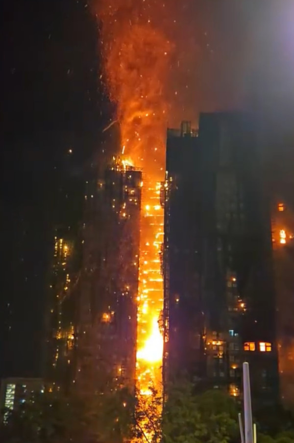 (截圖) 大埔宏福苑五級火|深圳消防蓮塘口岸待命 特首回應火勢已受控香港消防已評估有足夠能力滅火