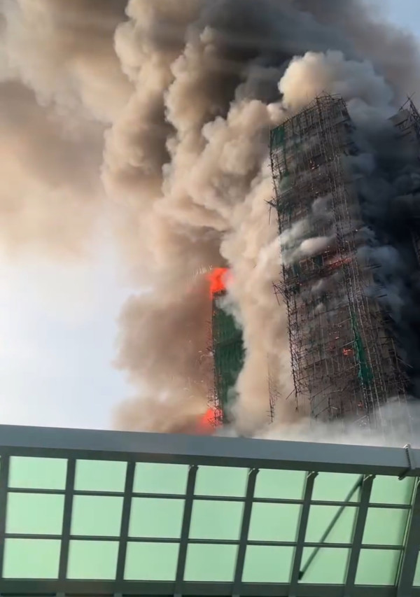 (截圖) 大埔五級火7座高樓焚燒161死震驚全球!外國權威新聞媒體罕有全頭版報導「煉獄」絕望男呼救