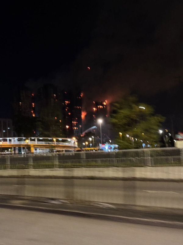 大埔宏福苑大火|193親赴現場深夜搬運物資 被香港人團結感動︰凌晨仲咁多人幫手