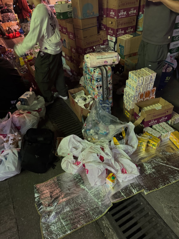 大埔宏福苑大火|193親赴現場深夜搬運物資 被香港人團結感動︰凌晨仲咁多人幫手