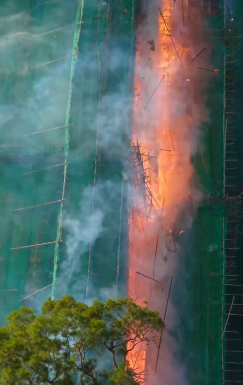 宏福苑五級火首10分鐘影片曝光！火勢恐怖「極速燒上頂」外牆維修工人逃生：無響過火警鐘