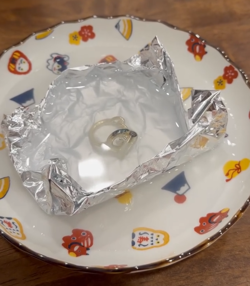 膠柄變黏好噁心！實測3種方法「急救」老化塑膠：一抹溶走黏膩層回復乾爽