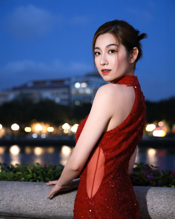 高海寧陳自瑤尷尬撞衫性感旗袍大對決！網民憑一細節判「呢位」贏到開巷 