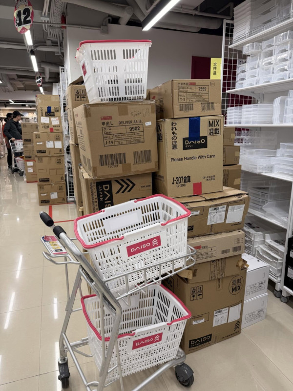 旺角DAISO貨架清空兼全地紙箱！網民懷疑2原因將執笠？