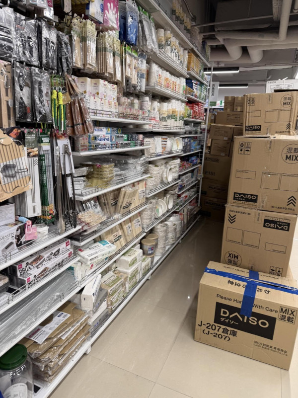 旺角DAISO貨架清空兼全地紙箱！網民懷疑2原因將執笠？