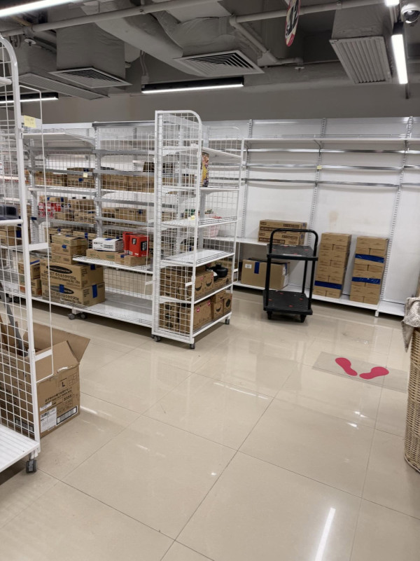 旺角DAISO貨架清空兼全地紙箱！網民懷疑2原因將執笠？