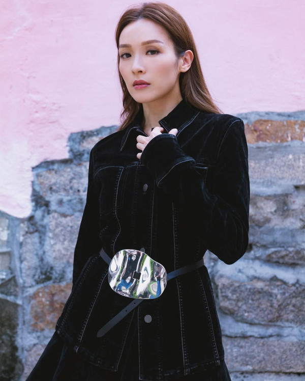 大埔宏福苑大火｜李佳芯生日低調悼念大埔奪命火災 上傳黑白照許願港人「大家平安」