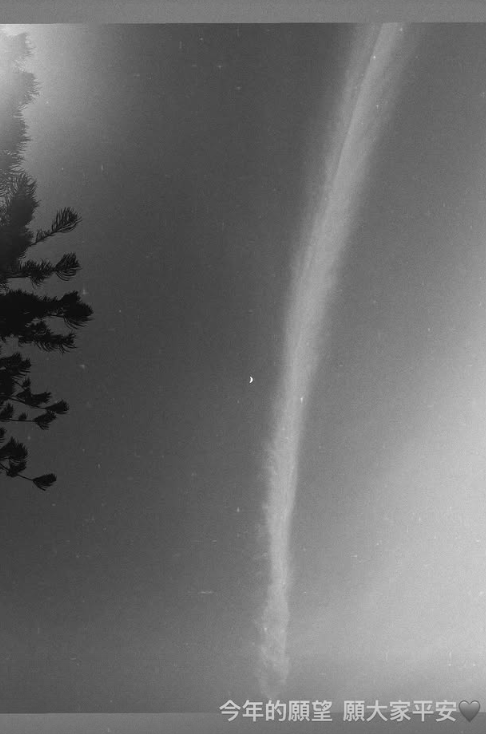 大埔宏福苑大火｜李佳芯生日低調悼念大埔奪命火災 上傳黑白照許願港人「大家平安」