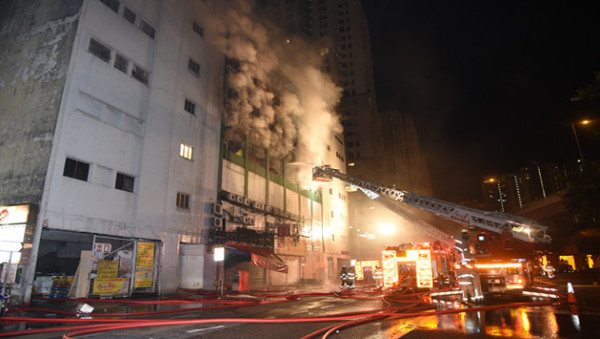 宏福苑五級火55死|回顧香港近30年7宗奪命火 嘉利大廈燒死41人/牛頭角迷你倉兩消防殉職