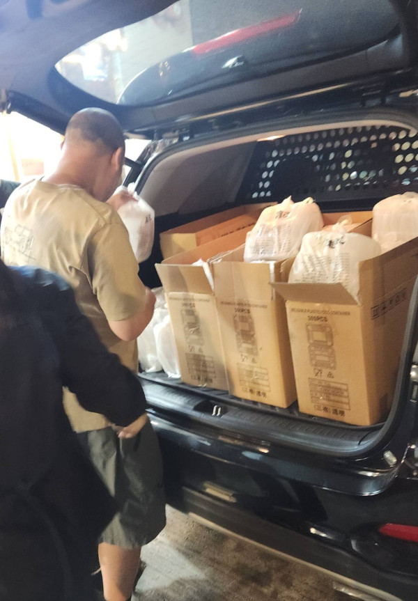 大埔火災好人好事｜兩餸飯老闆拒收錢！停生意趕製300飯盒送災場：快車過去