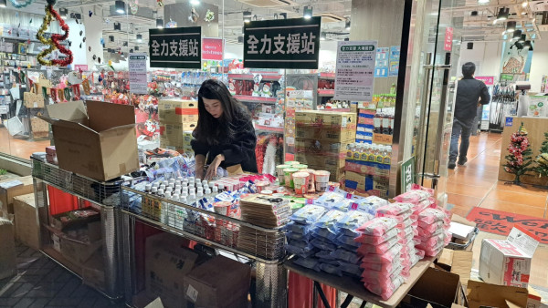 大埔宏福苑五級火｜大埔AEON分店設支援站免費派飯糰/暖包/日用品！網民稱文職/高層親自落場搬貨派物資