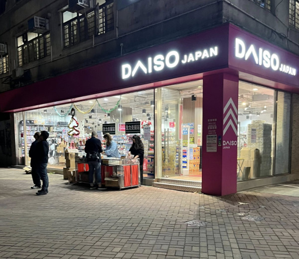 大埔宏福苑五級火｜大埔AEON分店設支援站免費派飯糰/暖包/日用品！網民稱文職/高層親自落場搬貨派物資