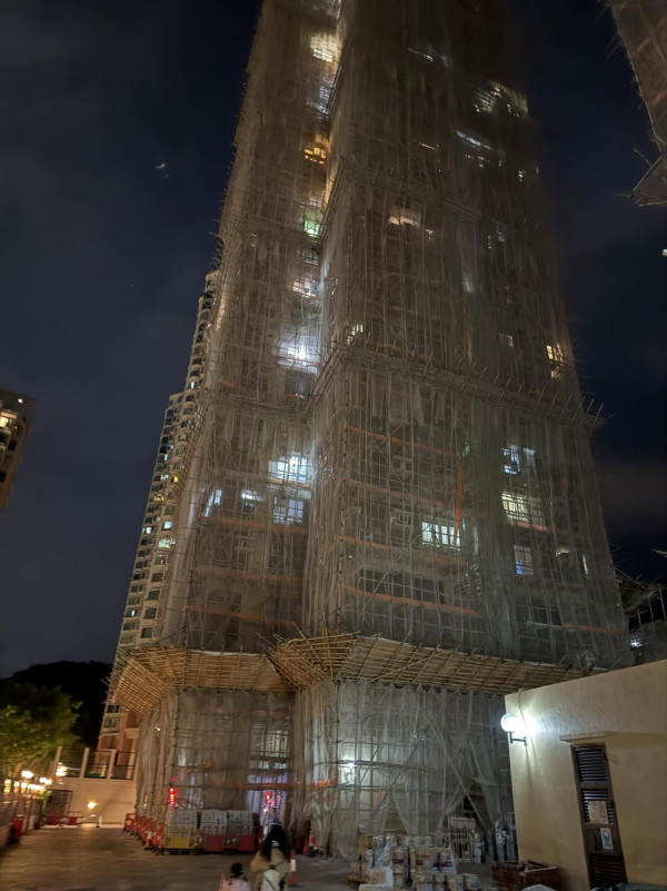 大埔宏福苑五級火｜屯門怡樂花園緊急拆網停工 居民剪棚網疑一燒即著 遭管理處報警處理