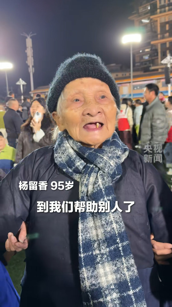 波友患難相扶！貴州「村超」球員設愛心站募捐支援大埔災民 95歲婆婆步履蹣跚也去捐 