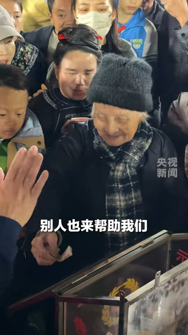 波友患難相扶！貴州「村超」球員設愛心站募捐支援大埔災民 95歲婆婆步履蹣跚也去捐 