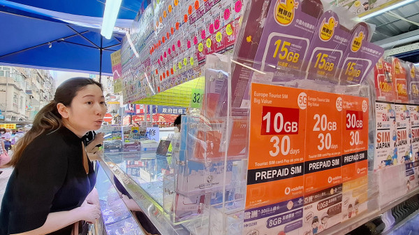 手機充電頭「發熱」有味？專家警告內部零件老化恐短路 立即停用「這類」火牛