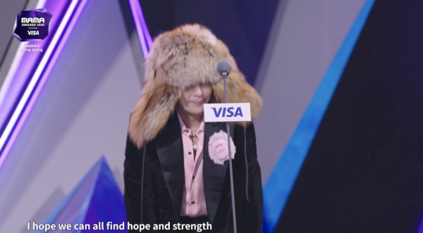 MAMA得獎名單2025｜周潤發三語哽咽籲全場起立默哀 G-Dragon奪年度藝人大獎
