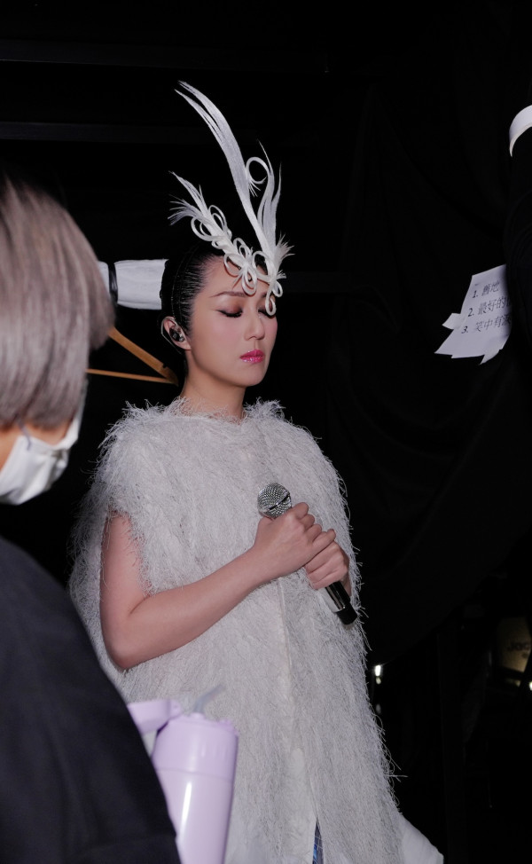 楊千嬅演唱會2025｜紅館頭場開唱前捐200萬助災民 全場靜默悼念悼大埔火災罹難者