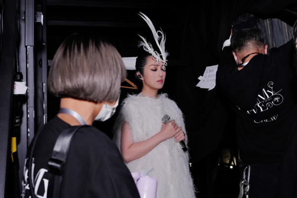 楊千嬅演唱會2025｜紅館頭場開唱前捐200萬助災民 全場靜默悼念悼大埔火災罹難者