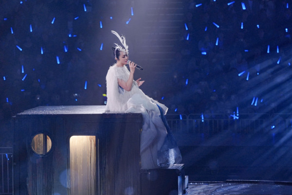 楊千嬅演唱會2025｜紅館頭場開唱前捐200萬助災民 全場靜默悼念悼大埔火災罹難者