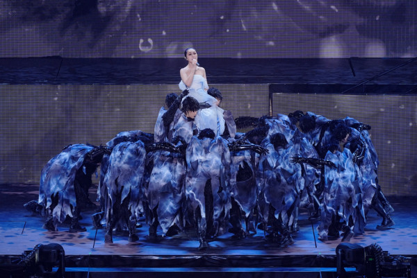 楊千嬅演唱會2025｜紅館頭場開唱前捐200萬助災民 全場靜默悼念悼大埔火災罹難者