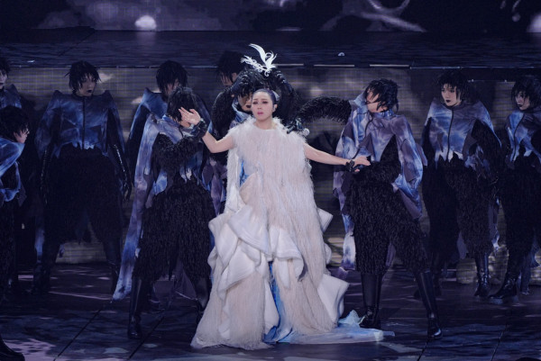 楊千嬅演唱會2025｜紅館頭場開唱前捐200萬助災民 全場靜默悼念悼大埔火災罹難者