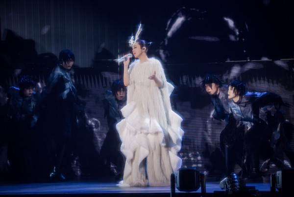 楊千嬅演唱會2025｜紅館頭場開唱前捐200萬助災民 全場靜默悼念悼大埔火災罹難者