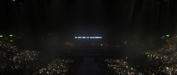 楊千嬅演唱會2025｜紅館頭場開唱前捐200萬助災民 全場靜默悼念悼大埔火災罹難者