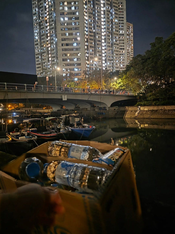 大埔宏福苑火災｜《愛回家》池美麗通宵12小時送物資救災 熱心做義工：貢獻一份力量！