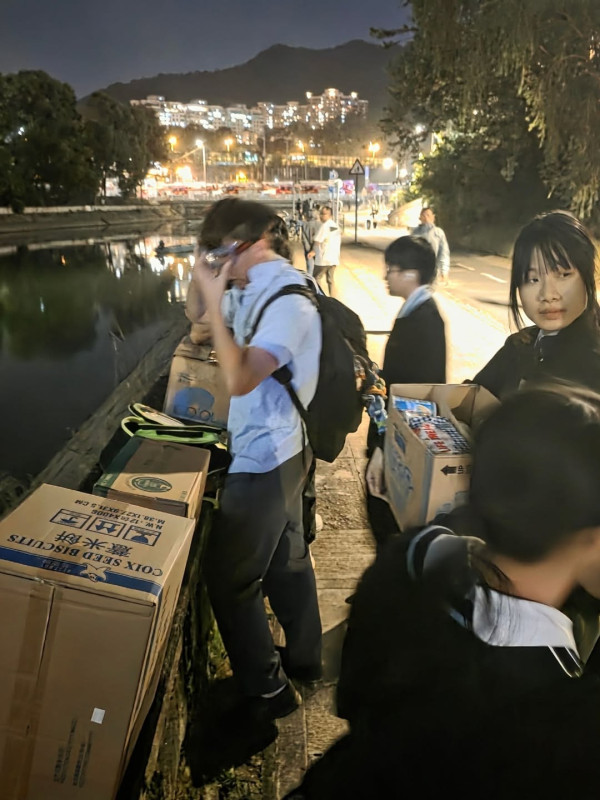 大埔宏福苑火災｜《愛回家》池美麗通宵12小時送物資救災 熱心做義工：貢獻一份力量！