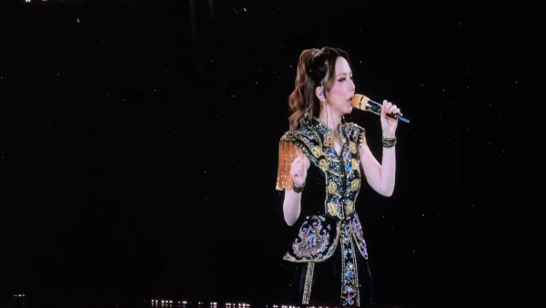 鄧紫棋內地巡唱淚崩心繫香港大埔災情 台上哽咽聲音顫抖：「這幾天對香港是非常難過的日子」