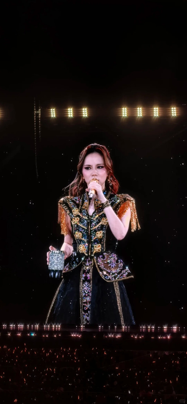 鄧紫棋內地巡唱淚崩心繫香港大埔災情 台上哽咽聲音顫抖:「這幾天對香港是非常難過的日子」