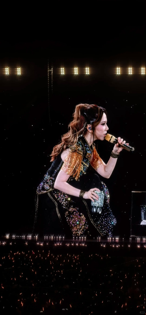 鄧紫棋內地巡唱淚崩心繫香港大埔災情 台上哽咽聲音顫抖：「這幾天對香港是非常難過的日子」