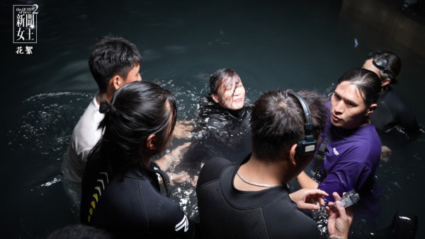 新聞女王2劇評｜佘詩曼親揭獻出拍劇生涯第一次！馬國明水中掙扎戲親為佐治解畫