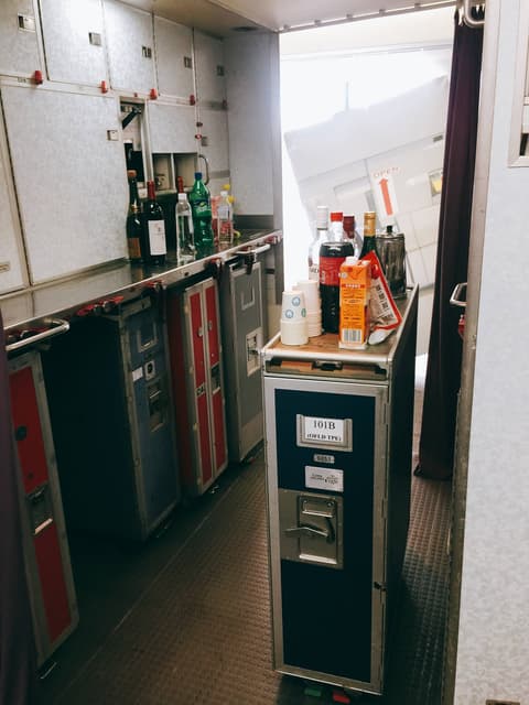 經濟艙揀位攻略6個位避揀!以為頭排好坐?空姐警告隨時被轟炸