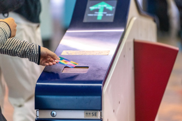 港鐵逃票|內地客「黐閘」尾隨港女出閘機兼問:飛可以掉未? 巴籍漢一句神諷刺