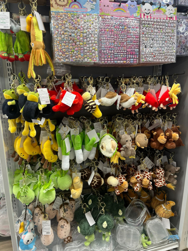 12蚊店「小強毛公仔」意外爆紅！遭瘋搶掀熱議 網民震驚：到底邊個會買？