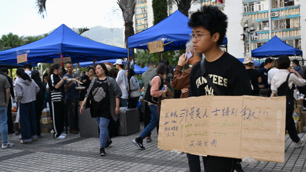 大埔宏福苑五級火｜宏福苑五級火增至151死 鄧炳強：棚網七樣本不達標 疑棚網與發泡膠板釀禍