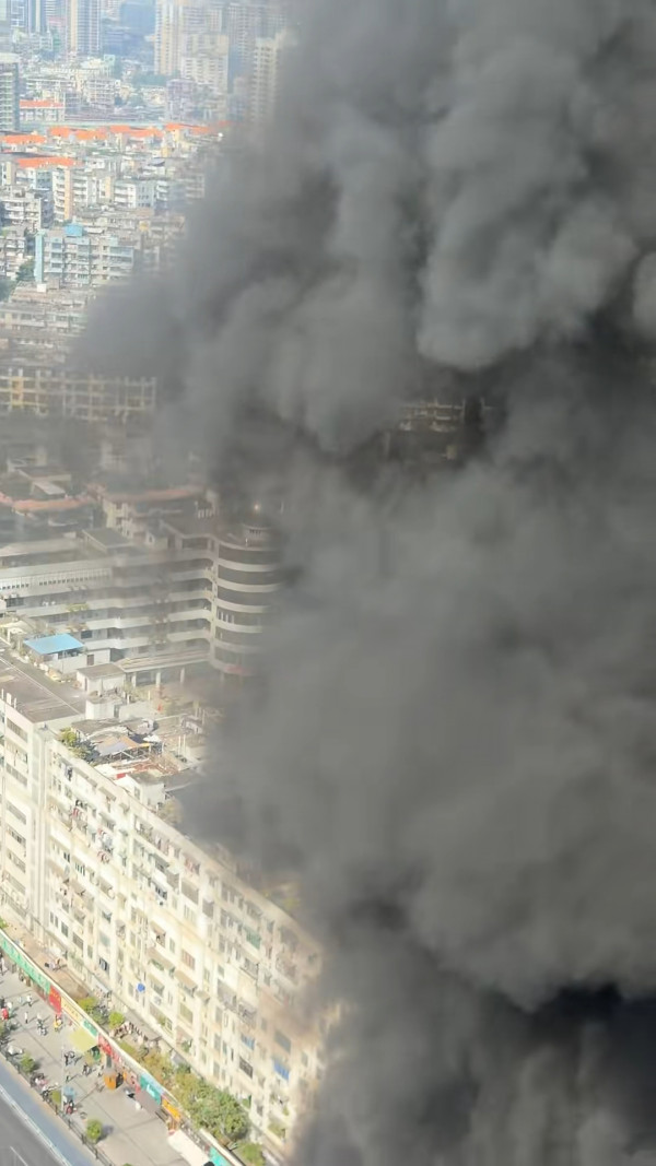 廣州地鐵附近突發大火!貨車漏油驚現「幾十米火龍」封路 現場震撼畫面曝光 (有片)