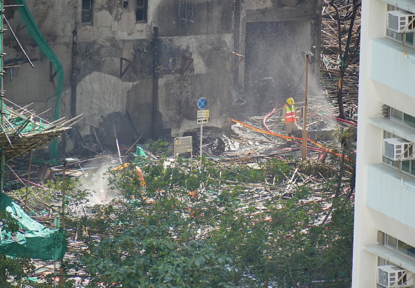 大埔宏福苑五級火｜宏福苑五級火增至151死 鄧炳強：棚網七樣本不達標 疑棚網與發泡膠板釀禍