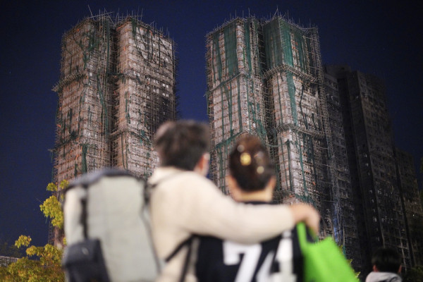 大埔宏福苑五級火｜宏福苑五級火增至151死 鄧炳強：棚網七樣本不達標 疑棚網與發泡膠板釀禍