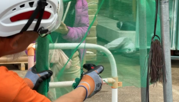 宏福苑大火｜直擊牛頭角安基苑測試燒棚網！接近2分鐘不熄滅 熔網滴落 居民憂熔網灰釀二次火災