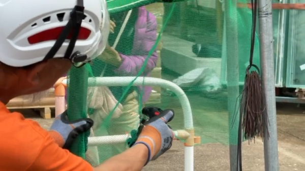 宏福苑大火｜直擊牛頭角安基苑測試燒棚網！接近2分鐘不熄滅 熔網滴落 居民憂熔網灰釀二次火災