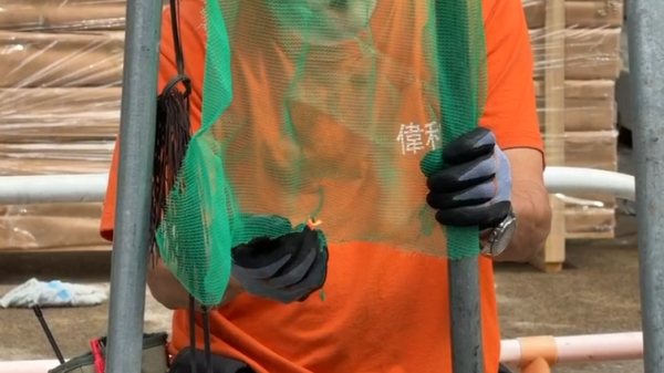 宏福苑大火｜直擊牛頭角安基苑測試燒棚網！接近2分鐘不熄滅 熔網滴落 居民憂熔網灰釀二次火災