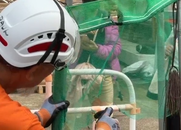 宏福苑大火｜直擊牛頭角安基苑測試燒棚網！接近2分鐘不熄滅 熔網滴落 居民憂熔網灰釀二次火災