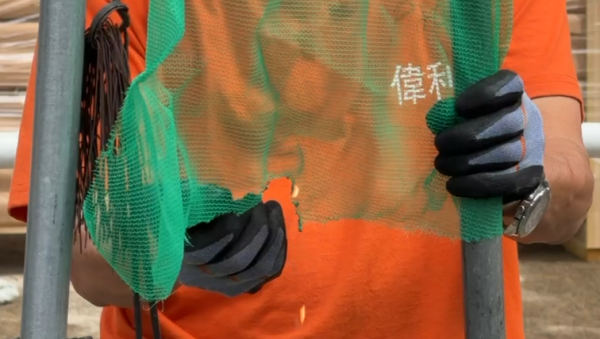 宏福苑大火｜直擊牛頭角安基苑測試燒棚網！接近2分鐘不熄滅 熔網滴落 居民憂熔網灰釀二次火災