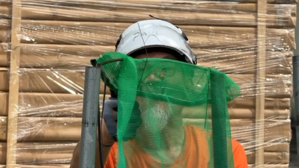 宏福苑大火｜直擊牛頭角安基苑測試燒棚網！接近2分鐘不熄滅 熔網滴落 居民憂熔網灰釀二次火災