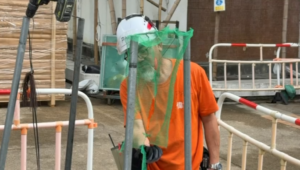 宏福苑大火｜直擊牛頭角安基苑測試燒棚網！接近2分鐘不熄滅 熔網滴落 居民憂熔網灰釀二次火災