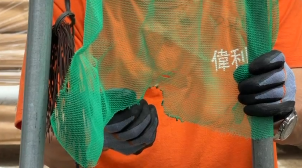 宏福苑大火｜直擊牛頭角安基苑測試燒棚網！接近2分鐘不熄滅 熔網滴落 居民憂熔網灰釀二次火災